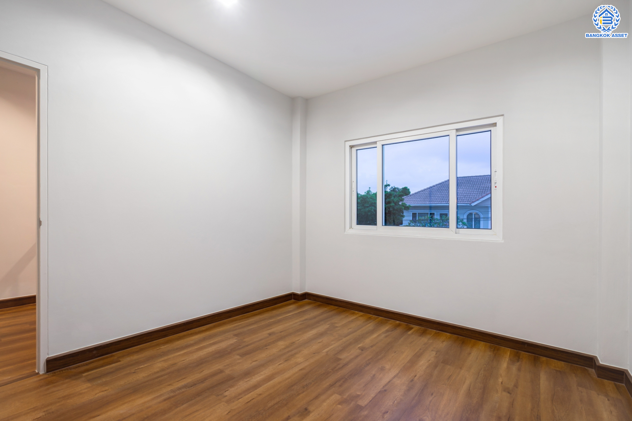 บ้านมือสองตกแต่งใหม่ ม.ธันยบดี บางใหญ่-กาญจนาฯ บ้านเดี่ยวหลังใหญ่ เนื้อที่ 56 ตร.ว. ฟังก์ชัน 4 ห้องนอน 3 ห้องน้ำ จอดรถได้ 2 คันบนทำเลคุณภาพ หน้าโครงการติดถนนกาญจนาฯ ใกล้เซ็นทรัลเวสต์เกต ทางด่วน และรถไฟฟ้าสายสีม่วง "สถานีตลาดบางใหญ่"